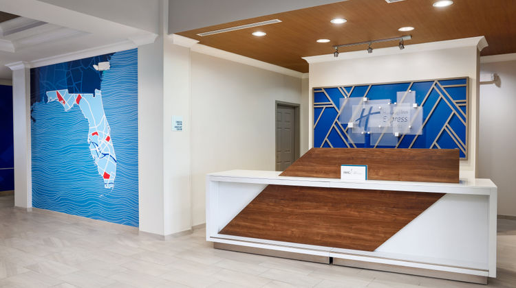 Holiday Inn Express Hotel & Suites Lobby