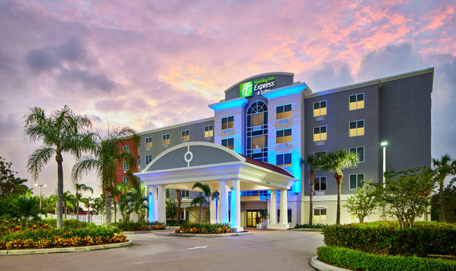 Holiday Inn Express Hotel & Suites Exterior