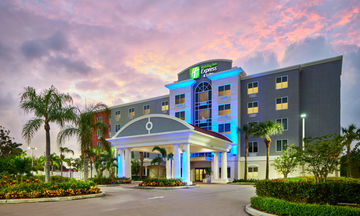 Holiday Inn Express Hotel & Suites