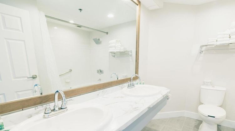 Loyalist Country Inn & Conference Centre Room