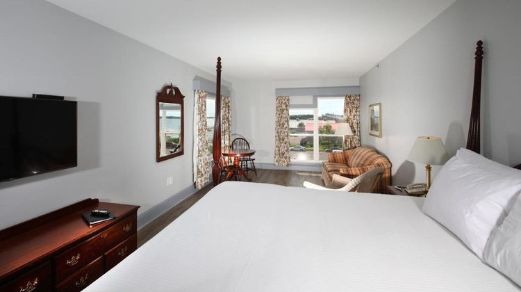 Loyalist Country Inn & Conference Centre Room