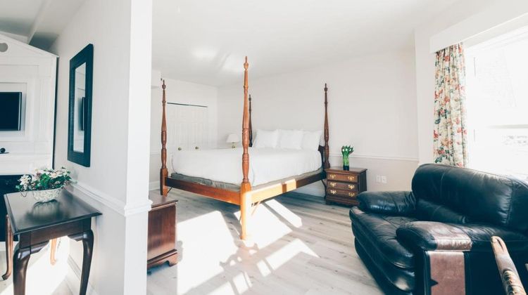Loyalist Country Inn & Conference Centre Room