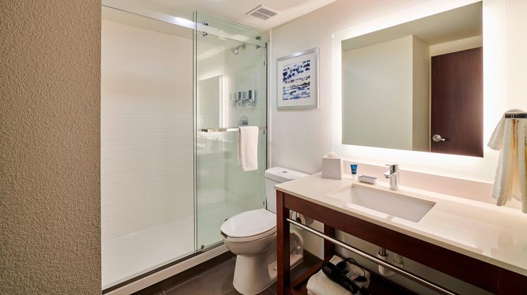 Four Points Cleveland Eastlake Room