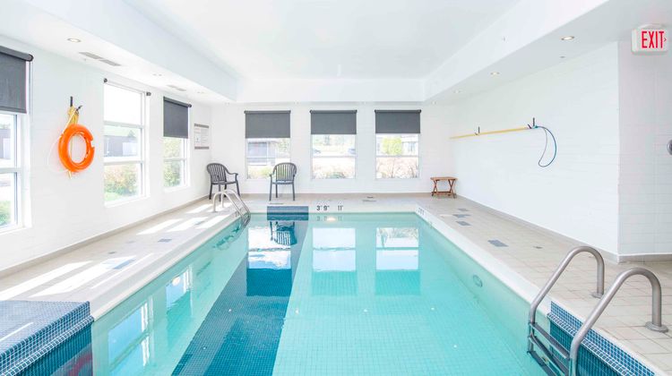 Sandman Signature Hotel & Suites Pool