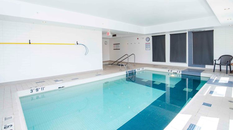 Sandman Signature Hotel & Suites Pool
