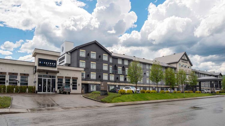 Sandman Signature Hotel & Suites Exterior