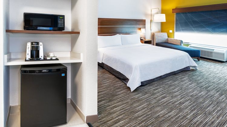 Holiday Inn Express & Suites N Downtown Room