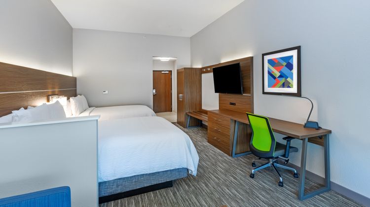 Holiday Inn Express & Suites N Downtown Suite