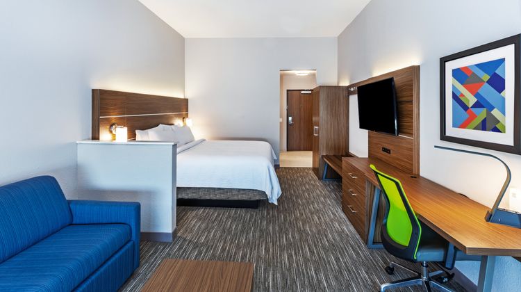 Holiday Inn Express & Suites N Downtown Suite