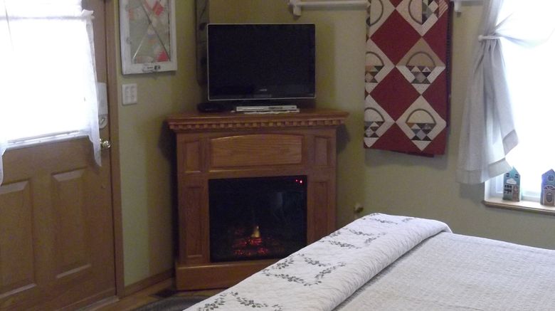 <b>Alaskas Lake Lucille Bed & Breakfast Room</b>. Images powered by <a href="https://www.leonardoworldwide.com/" title="Leonardo Worldwide" target="_blank">Leonardo</a>.
