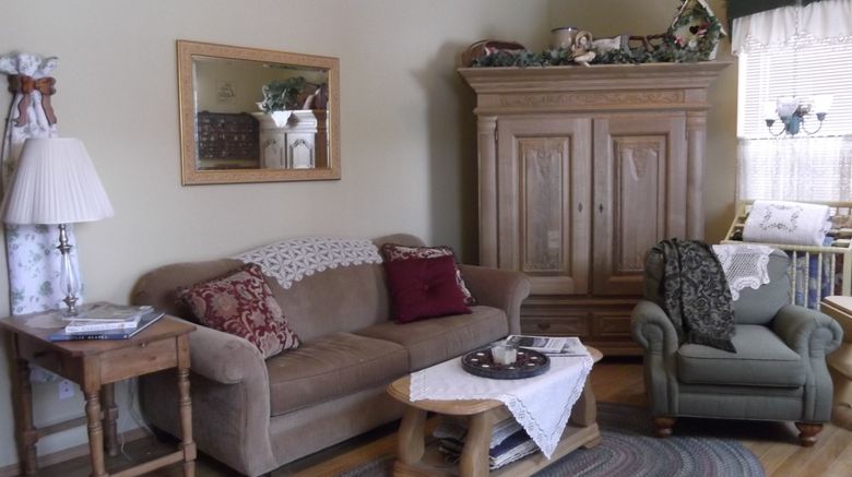 <b>Alaskas Lake Lucille Bed & Breakfast Room</b>. Images powered by <a href="https://www.leonardoworldwide.com/" title="Leonardo Worldwide" target="_blank">Leonardo</a>.