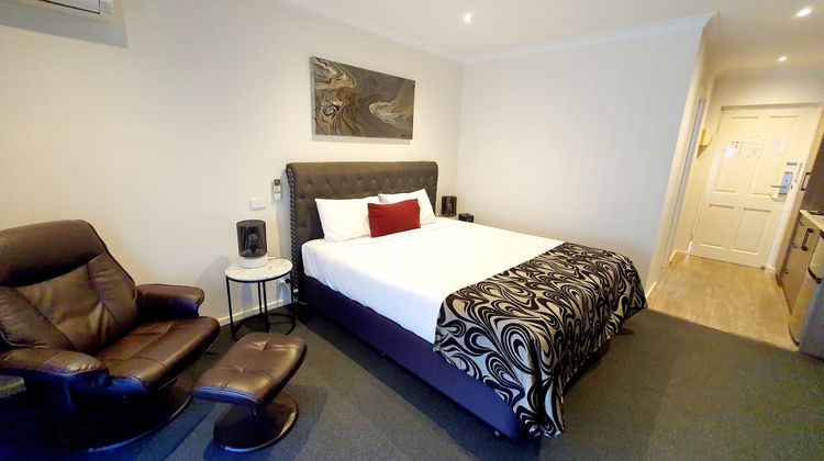Addison Motor Inn Room