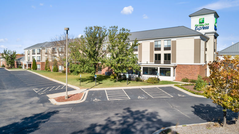 <b>Holiday Inn Express & Suites Delafield Exterior</b>. Images powered by <a href="https://www.leonardoworldwide.com/" title="Leonardo Worldwide" target="_blank">Leonardo</a>.