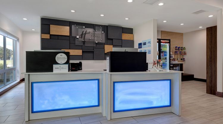 Holiday Inn Express & Suites Dearborn Lobby