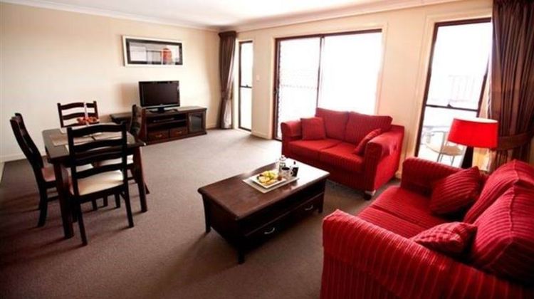 Cattleman's Country Motor Inn Room