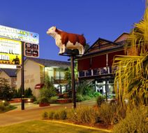 Cattleman's Country Motor Inn Exterior