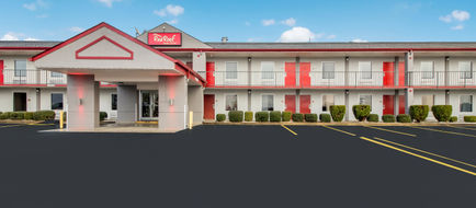 Red Roof Inn & Suites Jackson, TN Exterior