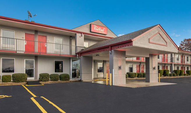 Red Roof Inn & Suites Jackson, TN Exterior