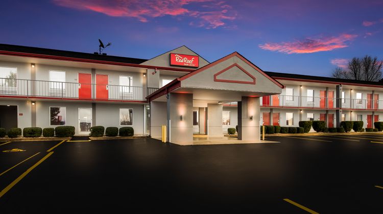 Red Roof Inn & Suites Jackson, TN Exterior