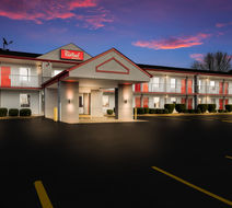 Red Roof Inn & Suites Jackson, TN Exterior