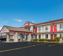 Red Roof Inn & Suites Jackson, TN Exterior