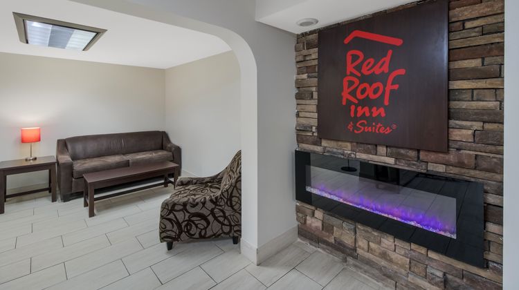 Red Roof Inn & Suites Jackson, TN Lobby