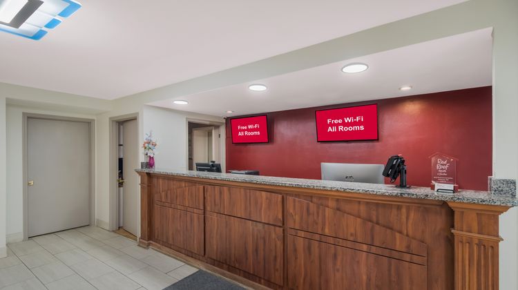 Red Roof Inn & Suites Jackson, TN Lobby