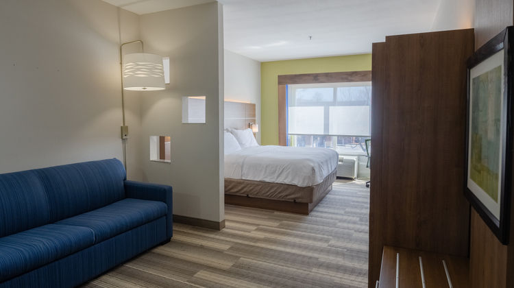 Holiday Inn Express ATL Airport West Suite
