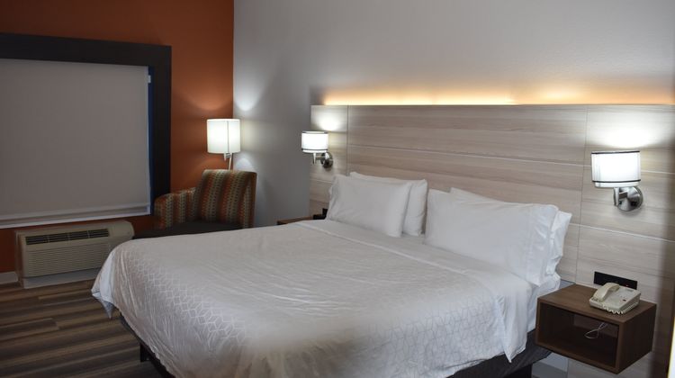 Holiday Inn Express & Suites McPherson Room