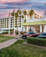 Holiday Inn Hotel & Suites