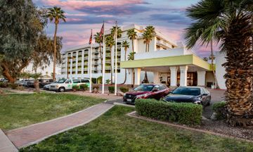 Holiday Inn Hotel & Suites