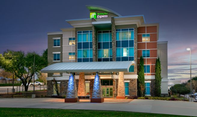 Holiday Inn Express/Suites North Dallas Exterior