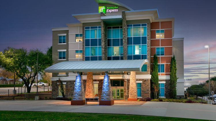 Holiday Inn Express/Suites North Dallas Exterior