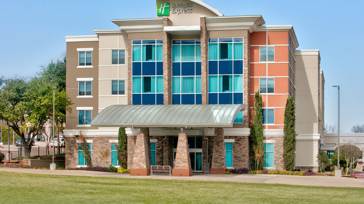 Holiday Inn Express/Suites North Dallas Exterior