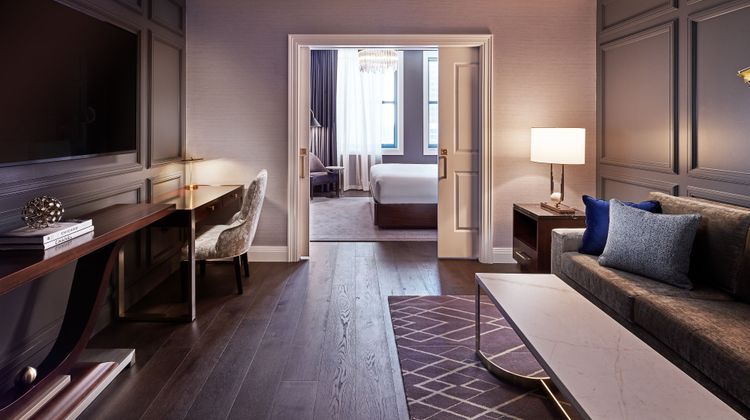 The LaSalle Chicago-Autograph Collection Suite