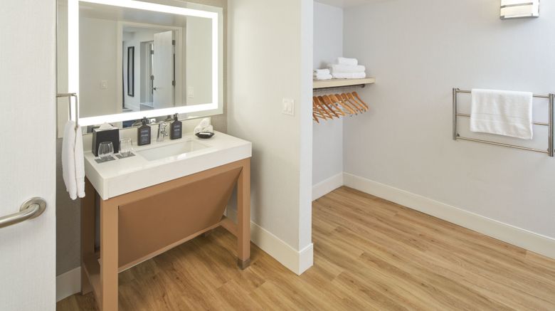 <b>Sheraton Pittsburgh Hotel at Station Sq Room</b>. Images powered by <a href="https://www.leonardoworldwide.com/" title="Leonardo Worldwide" target="_blank">Leonardo</a>.