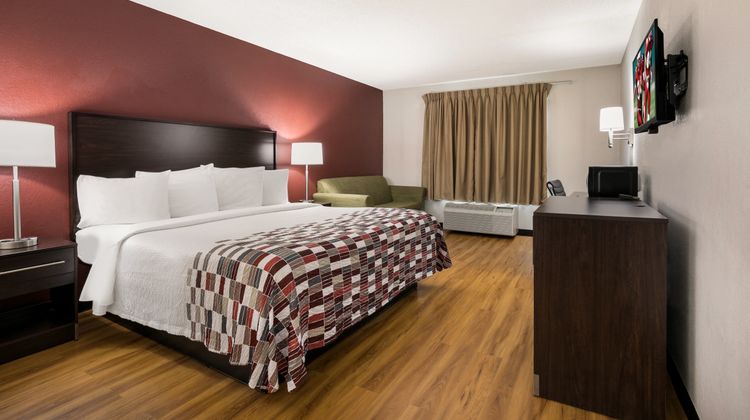 Red Roof Inn & Suites Knoxville East Room