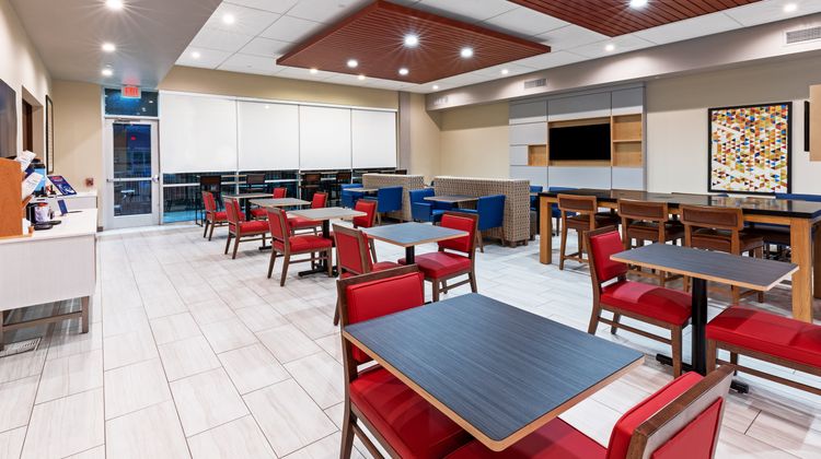 Holiday Inn Express & Suites N Downtown Lobby