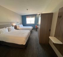 Holiday Inn Express Wichita North Room