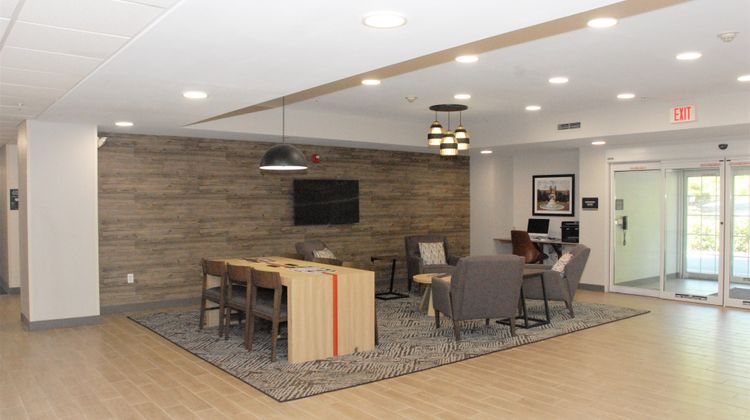 Candlewood Suites Tallahassee Lobby