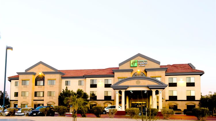Holiday Inn Express Hotel & Suites Exterior