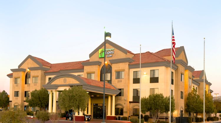 Holiday Inn Express Hotel & Suites Exterior