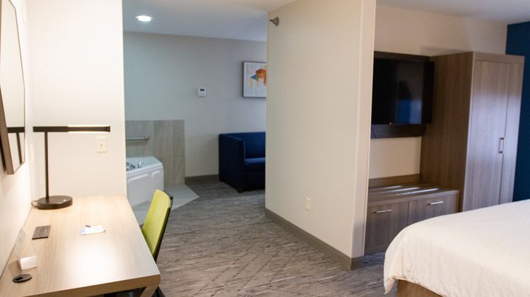 Holiday Inn Express Suite