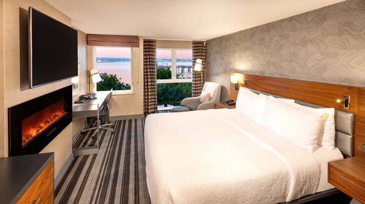 Silver Cloud Inn Room