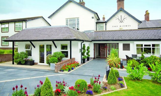 The Kinmel & Kinspa Exterior