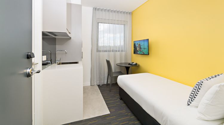 ValueSuites Green Square Room