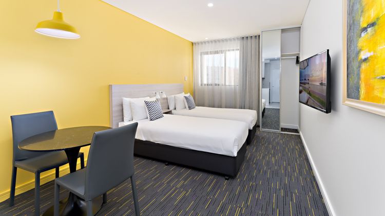 ValueSuites Green Square Room