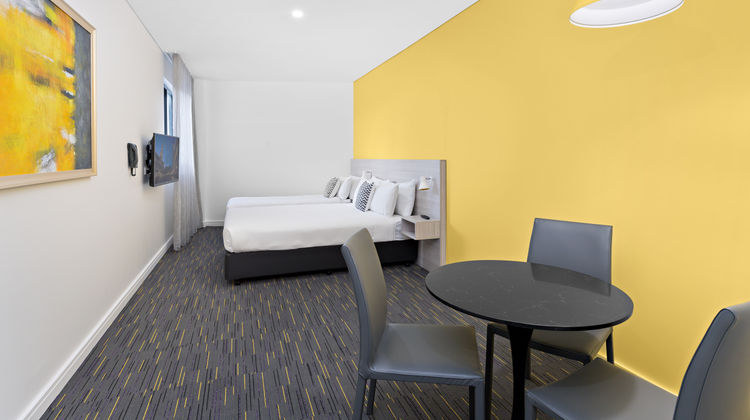 ValueSuites Green Square Room