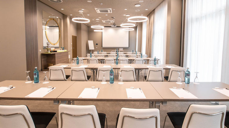 <b>Hey Lou Hotel Meeting</b>. Images powered by <a href="https://www.leonardoworldwide.com/" title="Leonardo Worldwide" target="_blank">Leonardo</a>.