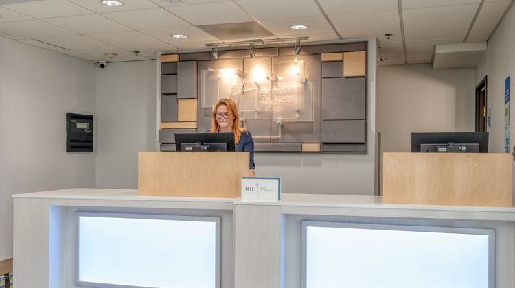 Holiday Inn Express Thornburg Lobby